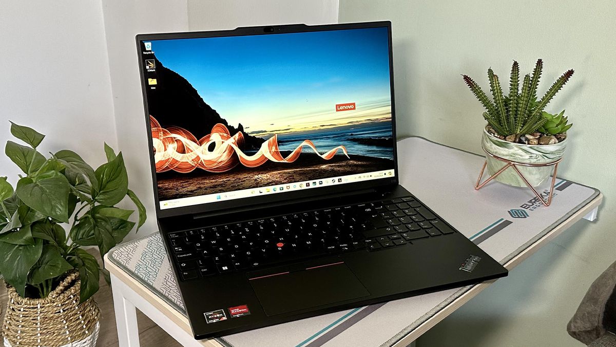 Lenovo ThinkPad E16 یک لپ تاپ تجاری خسته کننده است اما دارای نقاط قوت غیرمنتظره ای است