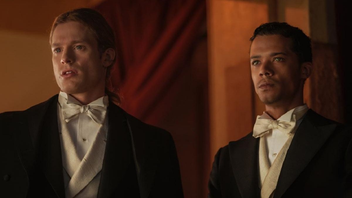 The vampires Lestat (Sam Reid) and Louis (Jacob Anderson) in Interview with the Vampire