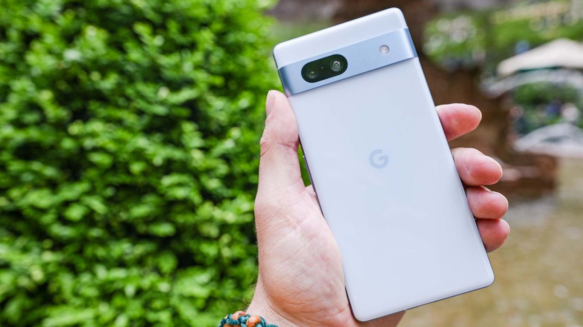 Pixel 7a گوگل یک گوشی میان رده عالی است، اما قطعاً در حال حاضر نباید آن را بخرید