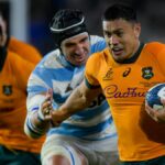 Allan Alaalatoa (R), in yellow shirt, runs with the ball past Tomas Lavanini, in blue and white stripes, in the Argentina vs Australia live stream.