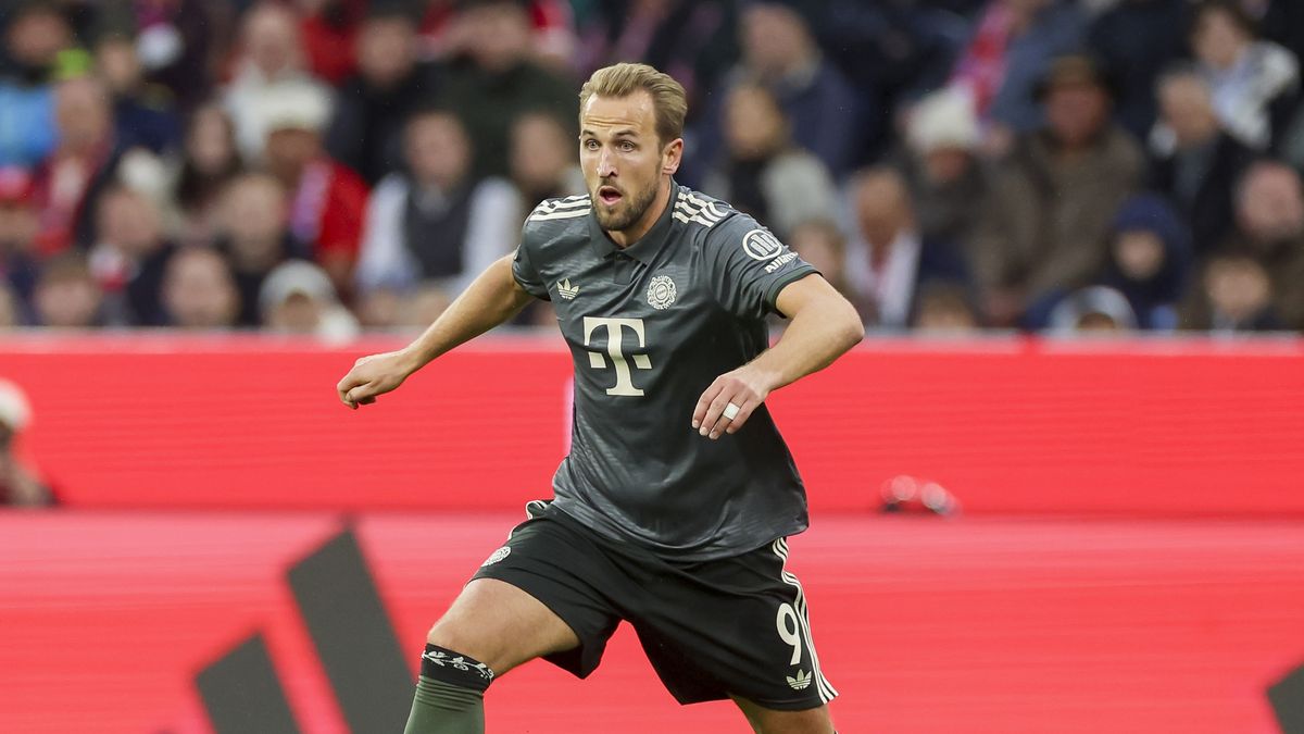 Harry Kane of Bayern Muenchen controls the ball ahead of the Aston Villa vs Bayern Munich live stream