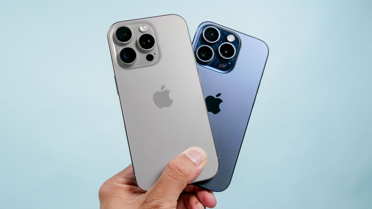 iPhone 16 Pro (silver) and iPhone 15 Pro (blue) compared