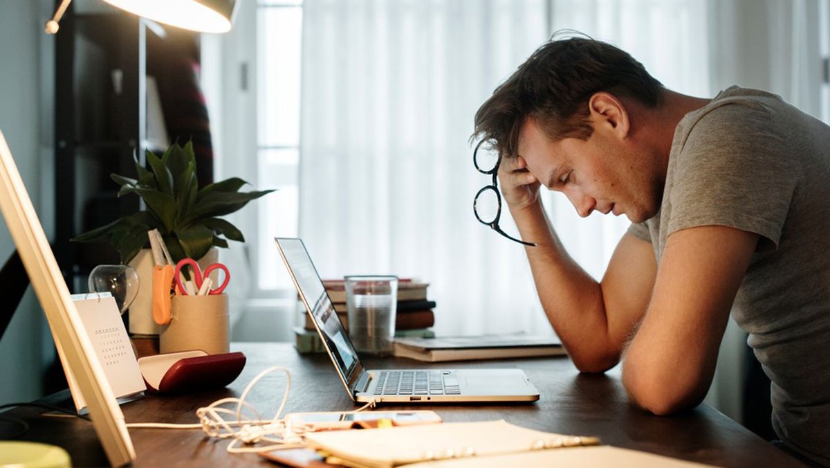 چگونه از کلاهبرداری های عاشقانه جلوگیری کنیم Man stressed at computer