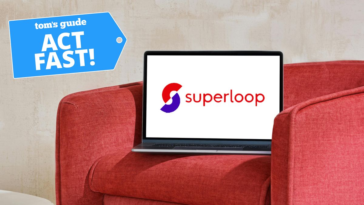 Superloop فقط Gigabit NBN برنامه TurboCharmage است - به همین دلیل من آن را به صورت دلپذیر توصیه می کنم Laptop on red couch with Superloop logo on screen and tom's guide blue deal badge on top corner