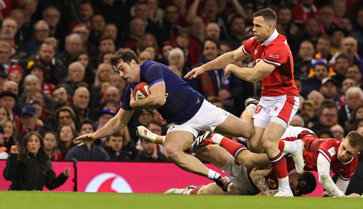 فرانسه در مقابل ولز جریان مستقیم: 2025 شش کشور آنلاین نحوه تماشای Damian Penaud of France moves away from Gareth Davies during France vs Wales in the Six Nations 2024