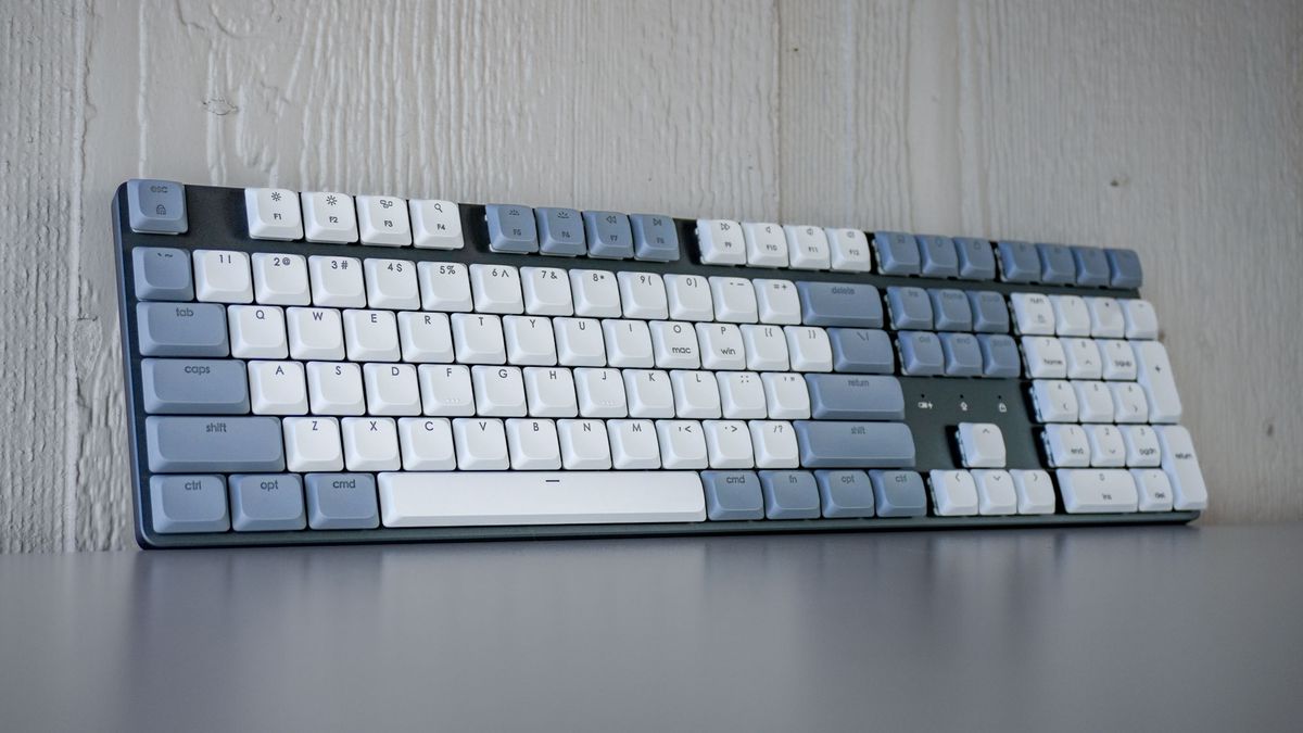 من صفحه کلید مکانیکی جدید Satechi را با Mac Mini M4 و صفحه کلید جادویی اپل شرم آور کردم The full-size Satechi SM3 mechanical keyboard on a table