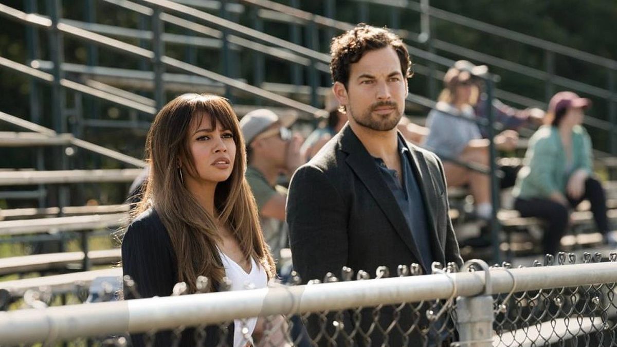 شما هنوز 3 بهترین نمایش ویدیویی را در ژانویه تماشا نکرده اید Vanessa Morgan and Giacomo Gianniotti in "Wild Cards" season 1