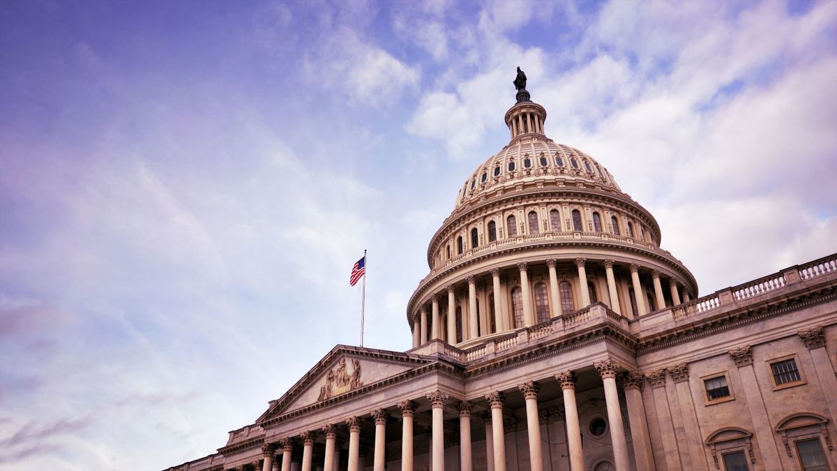 این ایالت ها بدترین محرمانه بودن داده ها را در ایالات متحده دارند - شما یکی از آنهاست؟ US Capitol building dome with American flag