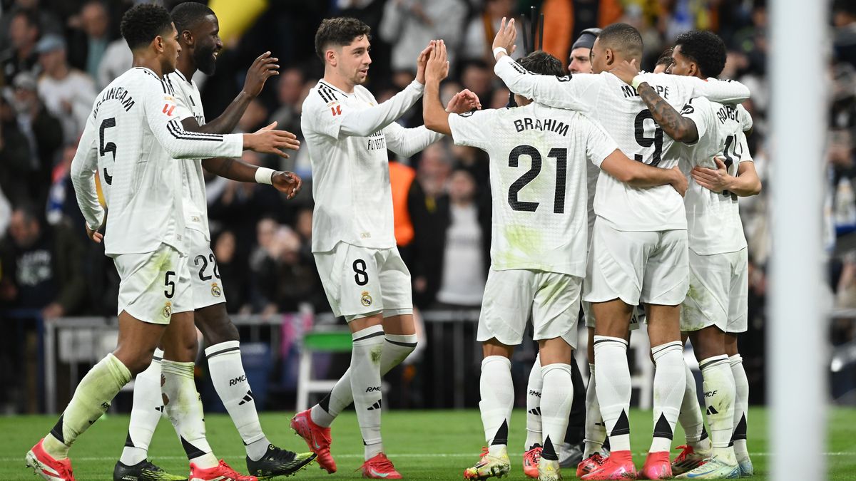 پخش زنده رئال مادرید و RB Salzburg: نحوه تماشای آنلاین بازی لیگ قهرمانان Real Madrid players celebrate scoring a goal against La Liga opponent Las Palmas