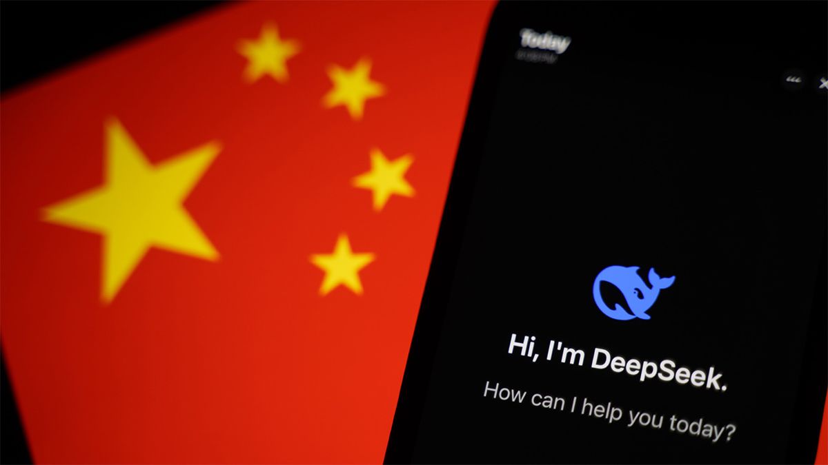 Deepseek AI دکمه شما را جمع می کند و هرگز حذف نمی شود DeepSeek AI chat displayed on phone screen in front of Chinese flag
