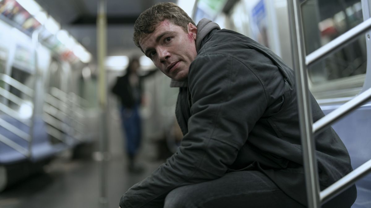 فصل دوم «مامور شب» یک فیلم مهیج جاسوسی است Gabriel Basso as Peter Sutherland in episode 208 of "The Night Agent."