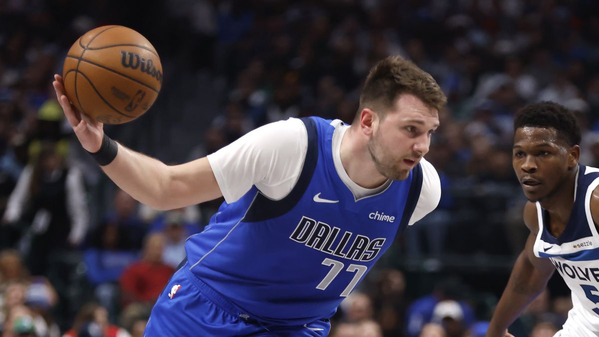 نحوه تماشای آنلاین و بدون کابل Mavericks vs Celtics Live Stream-NBA 2024-25 Luka Doncic #77 of the Dallas Mavericks drives inside ahead of the Mavericks vs Celtics NBA game