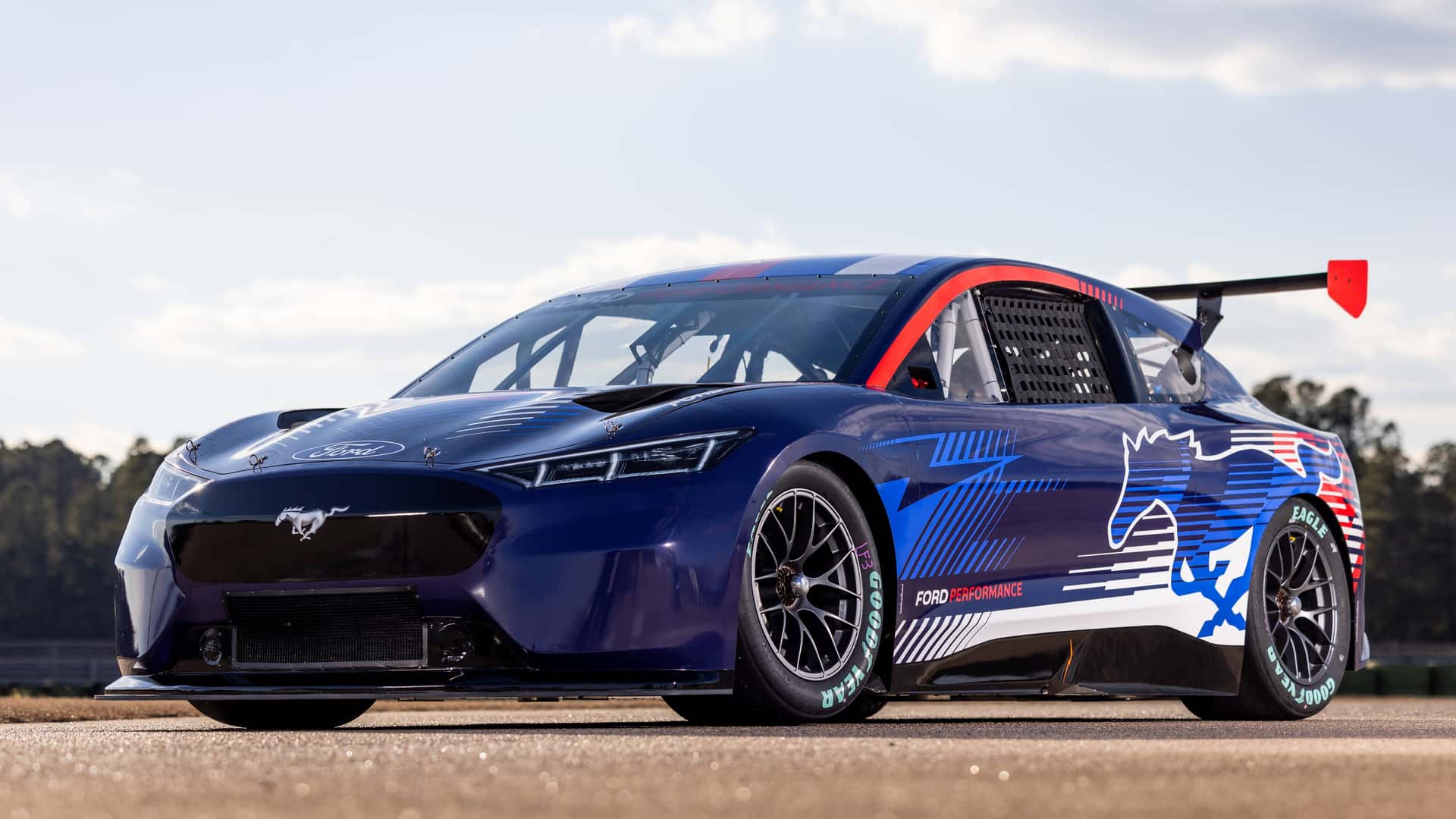 فورد نمونه اولیه Mach-E را برای NASCAR ایجاد کرد فورد نمونه اولیه Mach-E را برای NASCAR ایجاد کرد