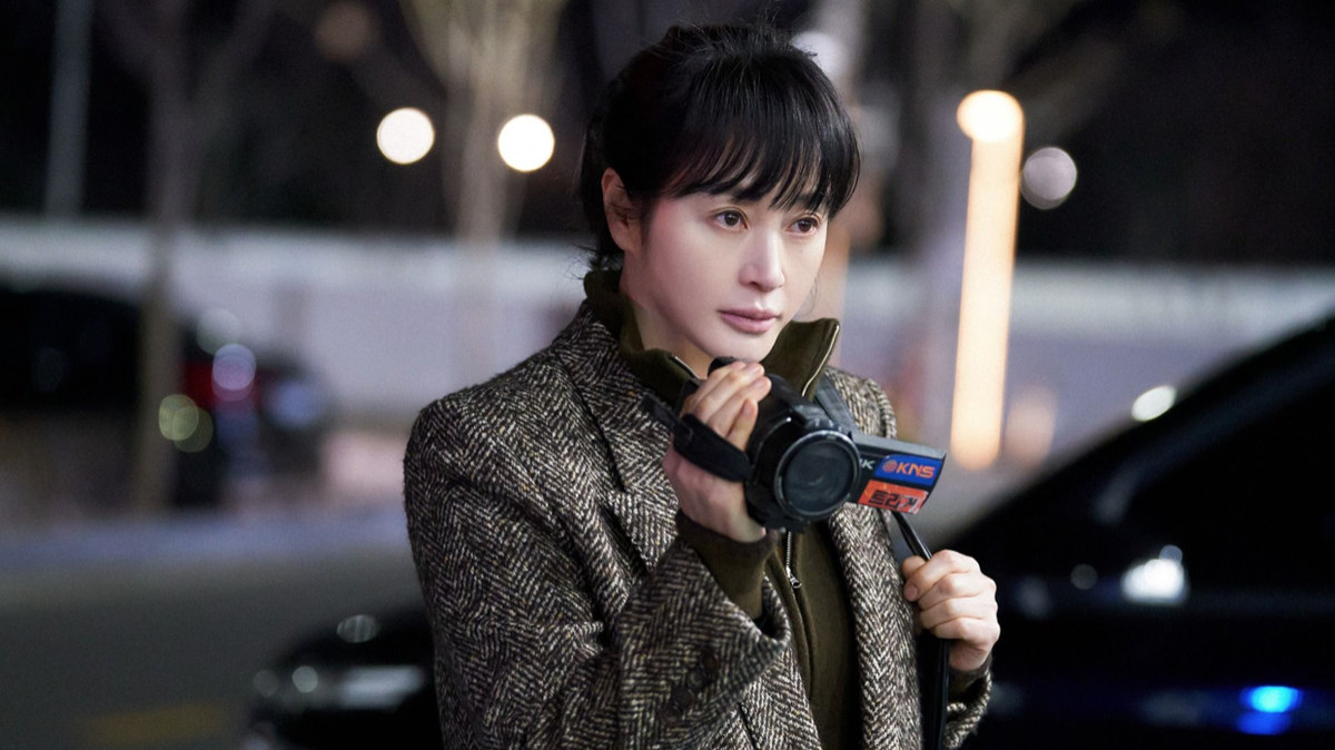 چگونه "Unmasked" را آنلاین تماشا کنیم؟ درام های K را از هر کجا پخش کنید Kim Hye-Soo plays Oh So-Ryong, the fearless embodiment of avenging investigative journalism