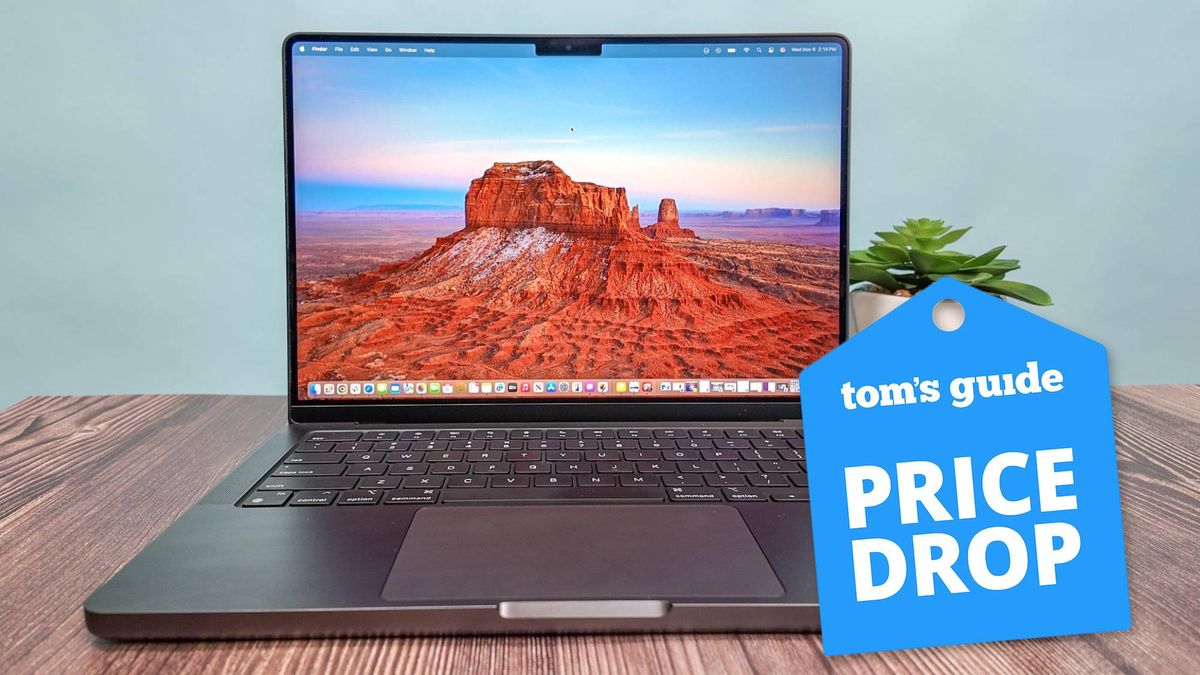 عجله آمازون 200 دلار از MacBook Pro - پایین ترین قیمت تاکنون کاهش یافته است MacBook Pro M4 on desk
