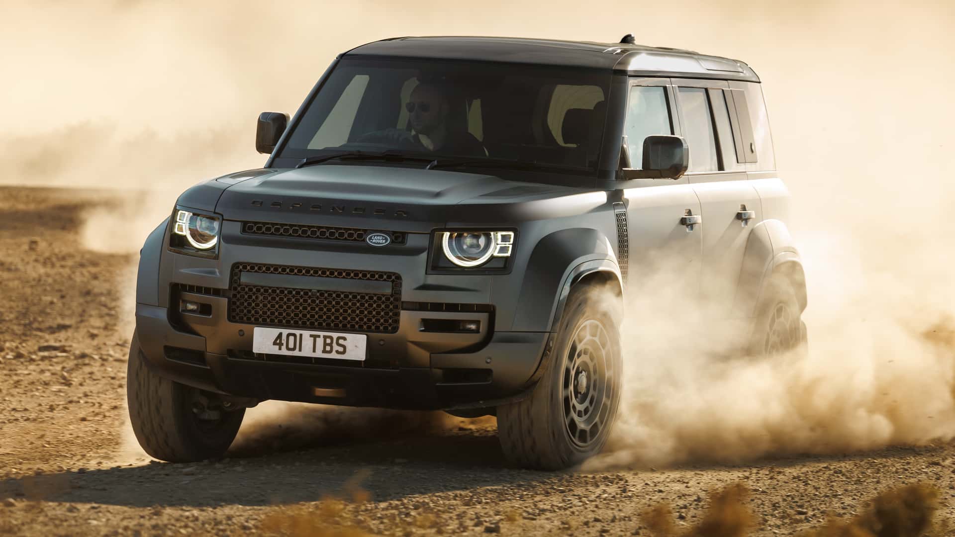 Land Rover Defender Octa مسابقه می دهد Land Rover Defender Octa مسابقه می دهد