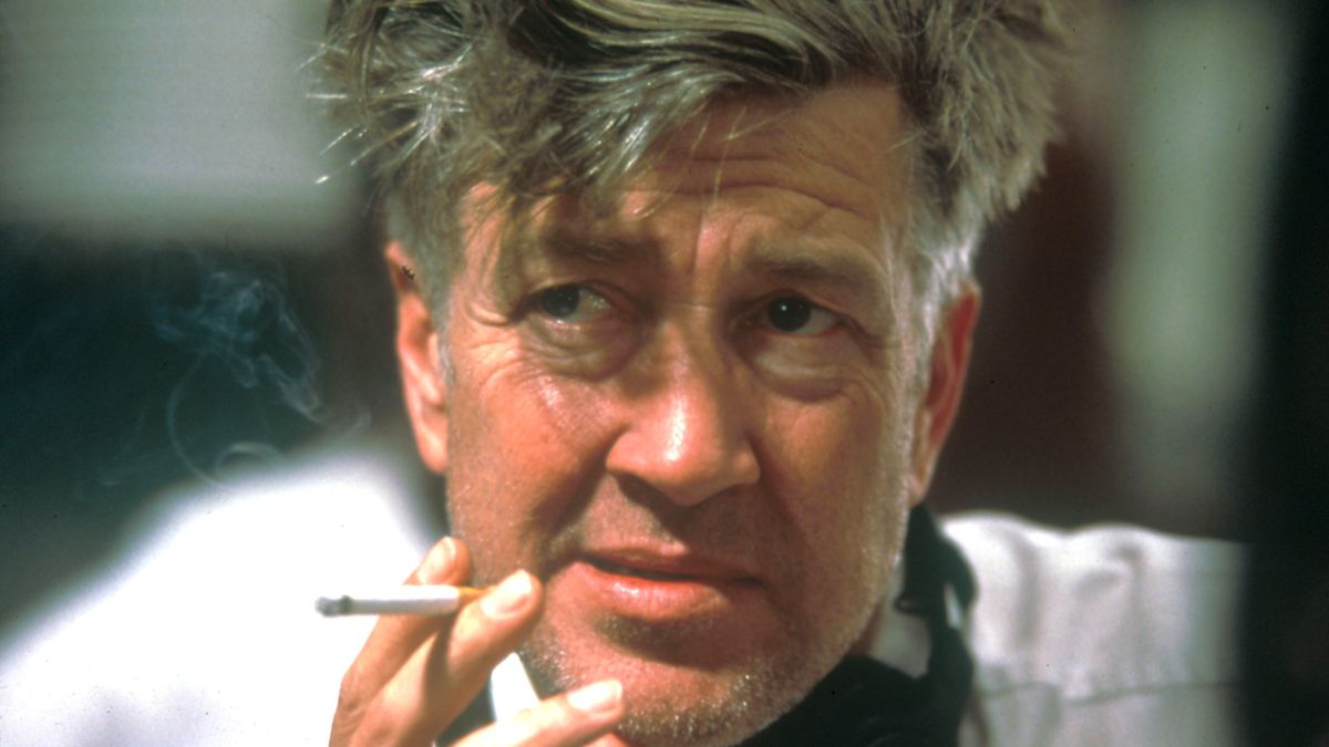 7 بهترین فیلم دیوید لینچ که در حال حاضر باید تماشا کنید David Lynch on the set of "Mulholland Drive" (2001).