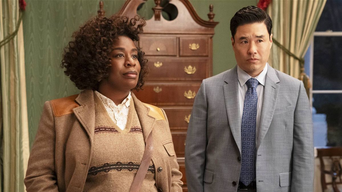 5 نمایش جدید Netflix در سال 2025 بیش از حد نظارت خواهد بود Uzo Aduba as Cordelia Cupp and Randall Park as Edwin Park in "The Residence"