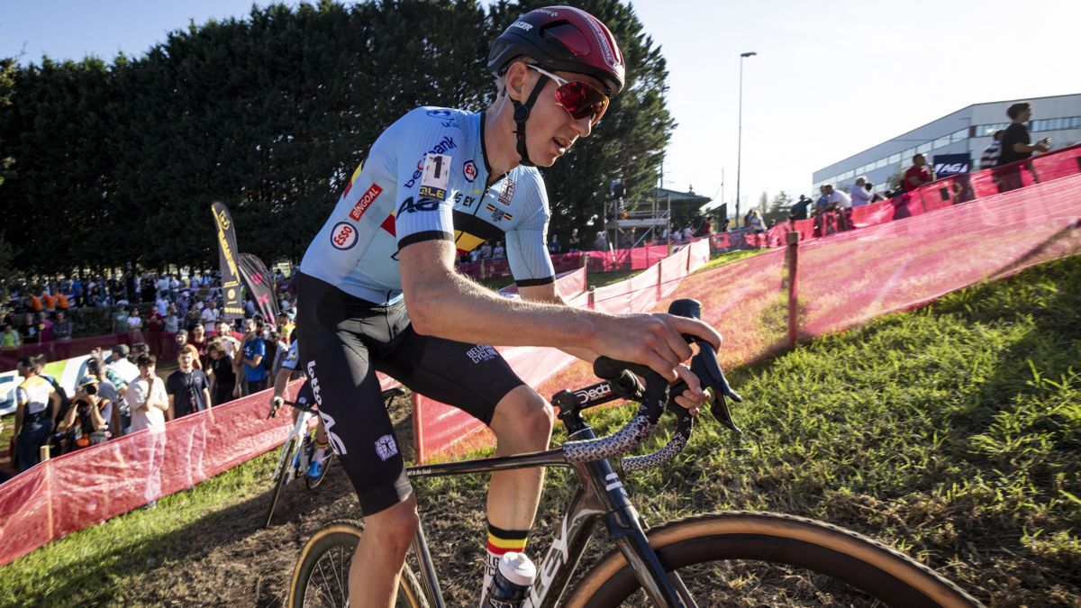 نحوه تماشای مسابقات جهانی Cyclocross 2025 - پخش مستقیم آنلاین آنلاین Michael Vanthourenhout of Belgium rides up a hill during the European Cyclocross Championships