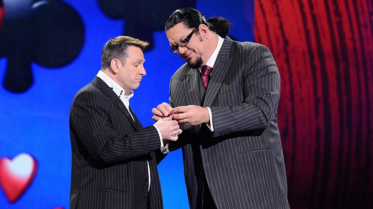 "Penn & Wires: Fool Us" فصل 11 آنلاین - برتر ، نحوه تماشای راهنمای قسمت Penn Jillette, the vocal half of Penn and Teller, runs his eye over some close-up magic