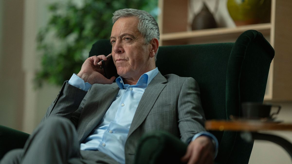 Netflix اولین جزئیات در مورد ولتاژ بعدی هارلان کوبن را تأیید می کند - در اینجا Calligan (James Nesbitt) sitting down and taking a phone call in Netflix's "Missing You"