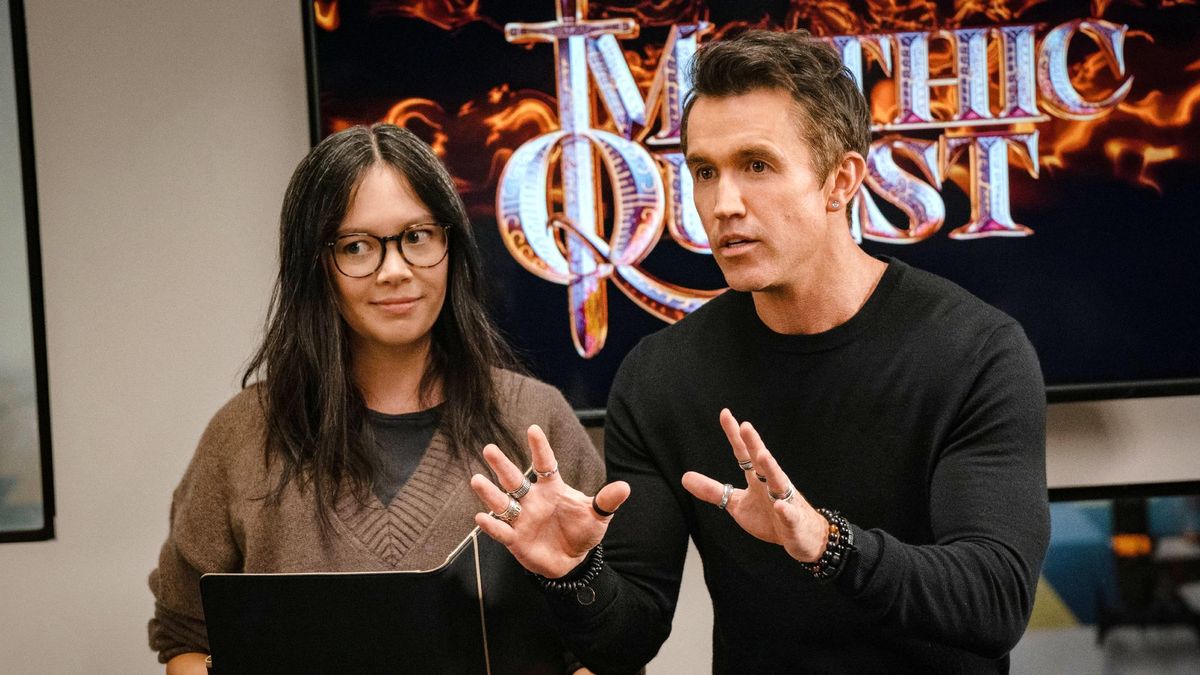 فصل 4 "Mythic Quest" مثل همیشه ، خوشایند و ناکارآمد است - این مکان شاد من است Charlotte Nicdao and Rob McElhenney in Mythic Quest season 4