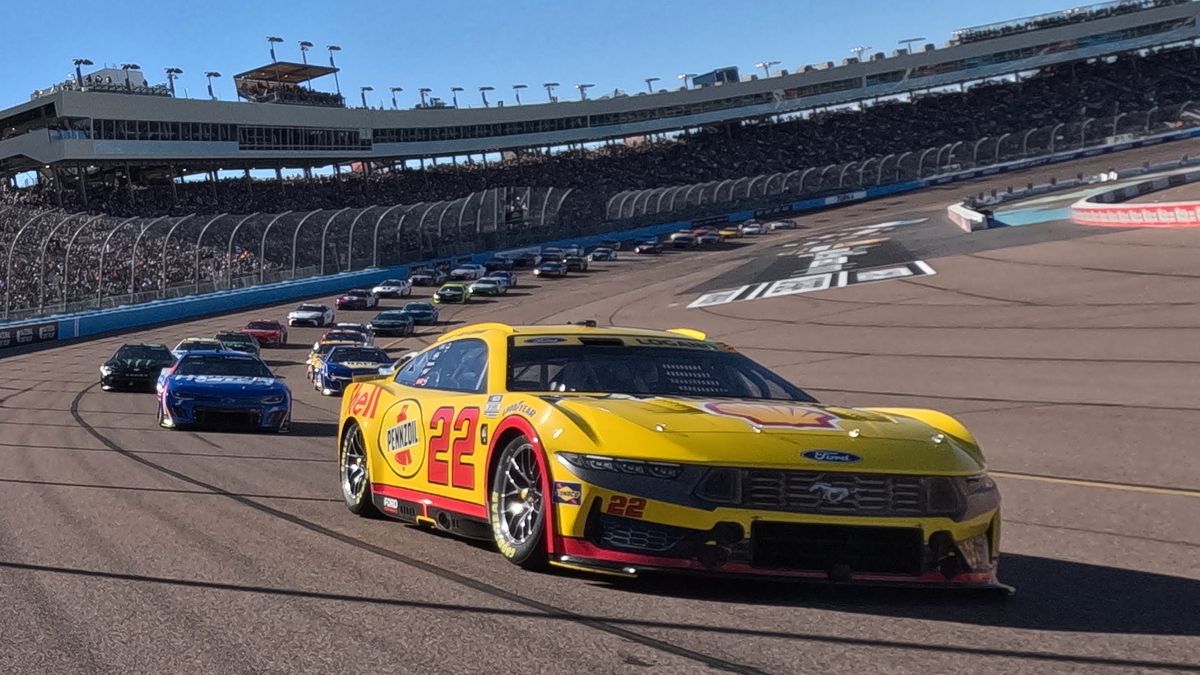 NASCAR CUP SERIES 2025 پخش مستقیم - نحوه تماشای هر مسابقه در این فصل Joey Logano, driver of the #22 Shell Pennzoil Ford, leads the field on a pace lap prior to the NASCAR Cup Series 2025