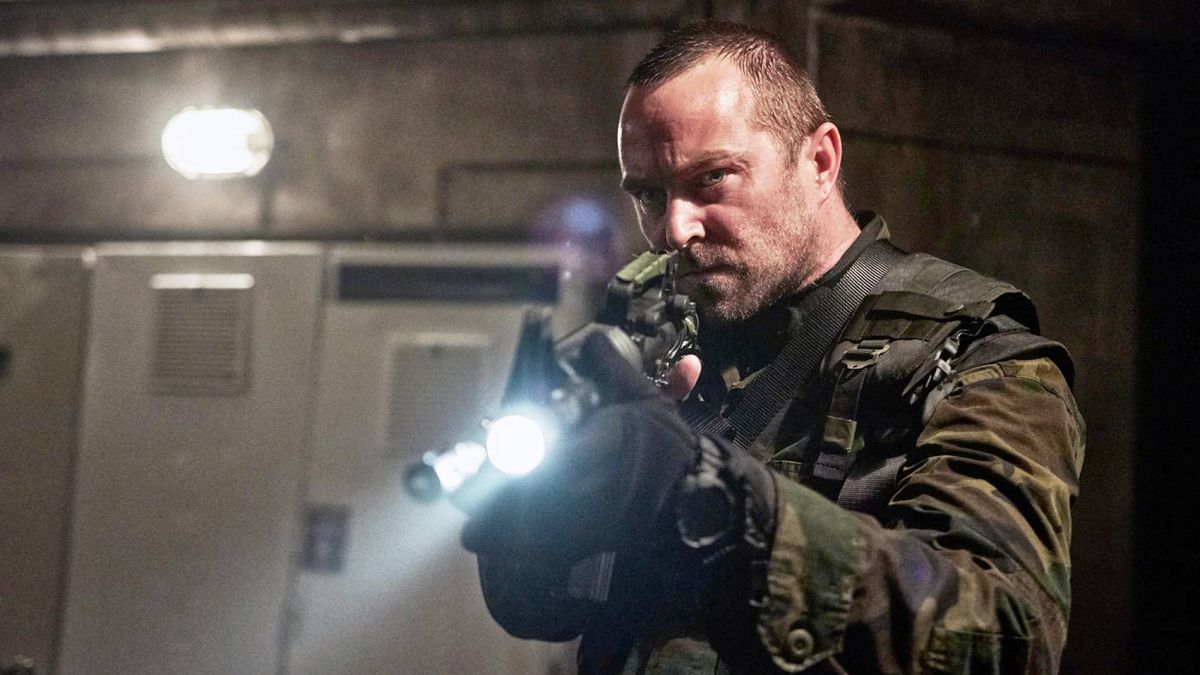 نتفلیکس ، 10 نفر اول قبلاً یک فیلم تریلر اکشن فرو ریخته اند اما مشکلی وجود دارد Sullivan Stapleton as Matt Barnes in "Renegades"