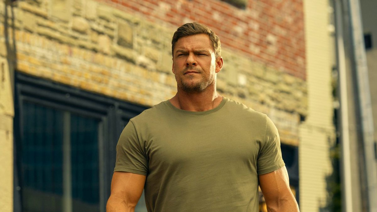 جدید در Prime Video در فوریه 2025 - 5 نمایش و فیلم جدید که باید تماشا شود Alan Ritchson in Reacher season 3