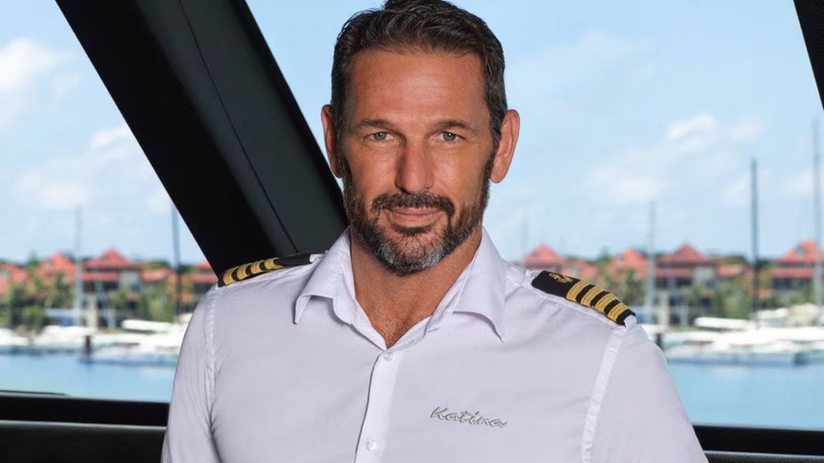 فصل 3 - کانال تلویزیونی ، پخش مستقیم و اعضای جدید خدمه نحوه تماشای Captain Jason Chambers in his Below Deck Down Under Season 3 press portrait.