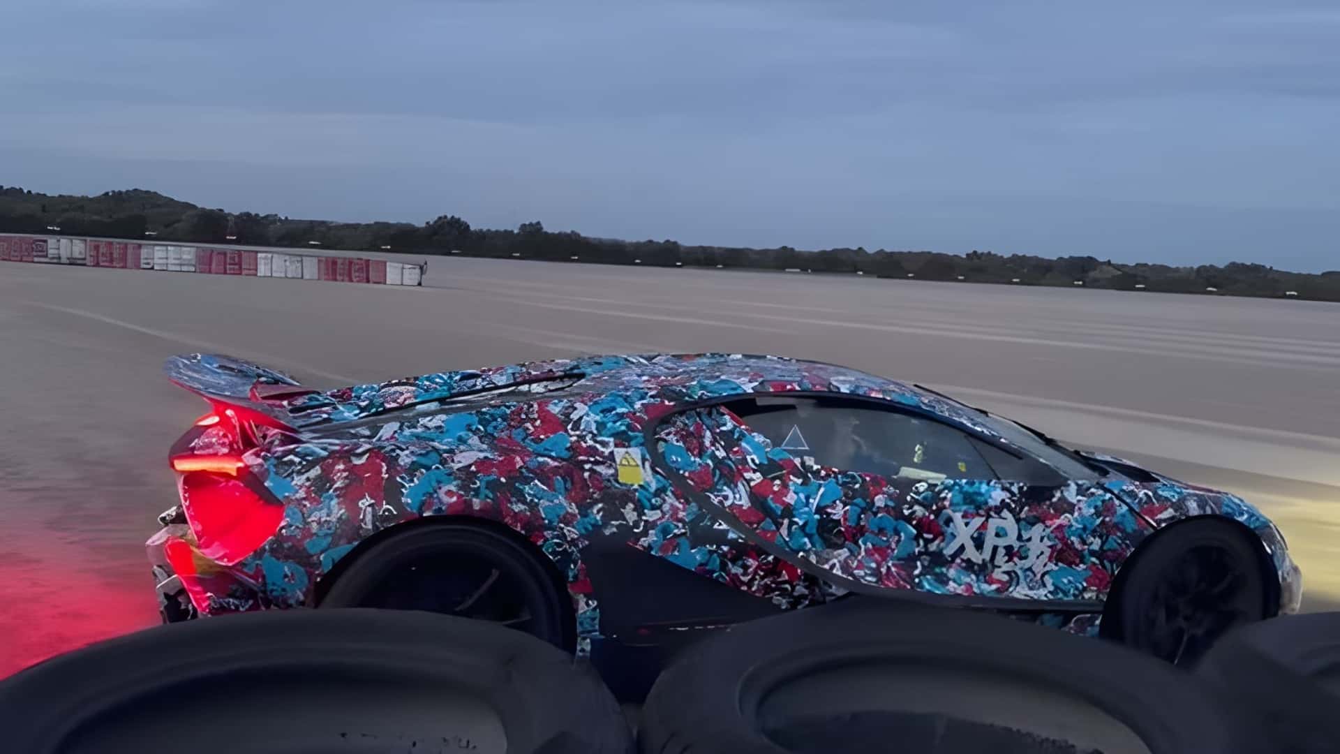 Bugatti Tourbillon برای انتشار خشم V-16 به باند فرودگاه برخورد می کند