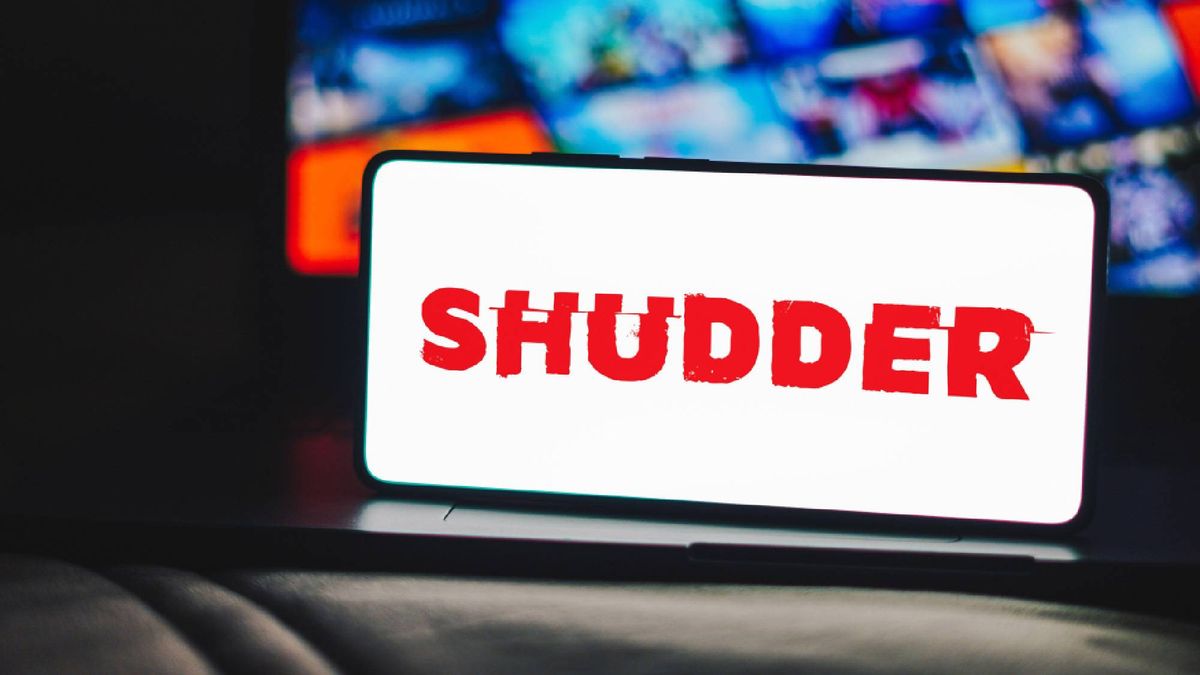 Shudder یکی از خدمات نادیده گرفته شده جریان است - چرا طرفداران تریلر اکنون باید ثبت نام کنند Shudder logo displayed on a smartphone screen