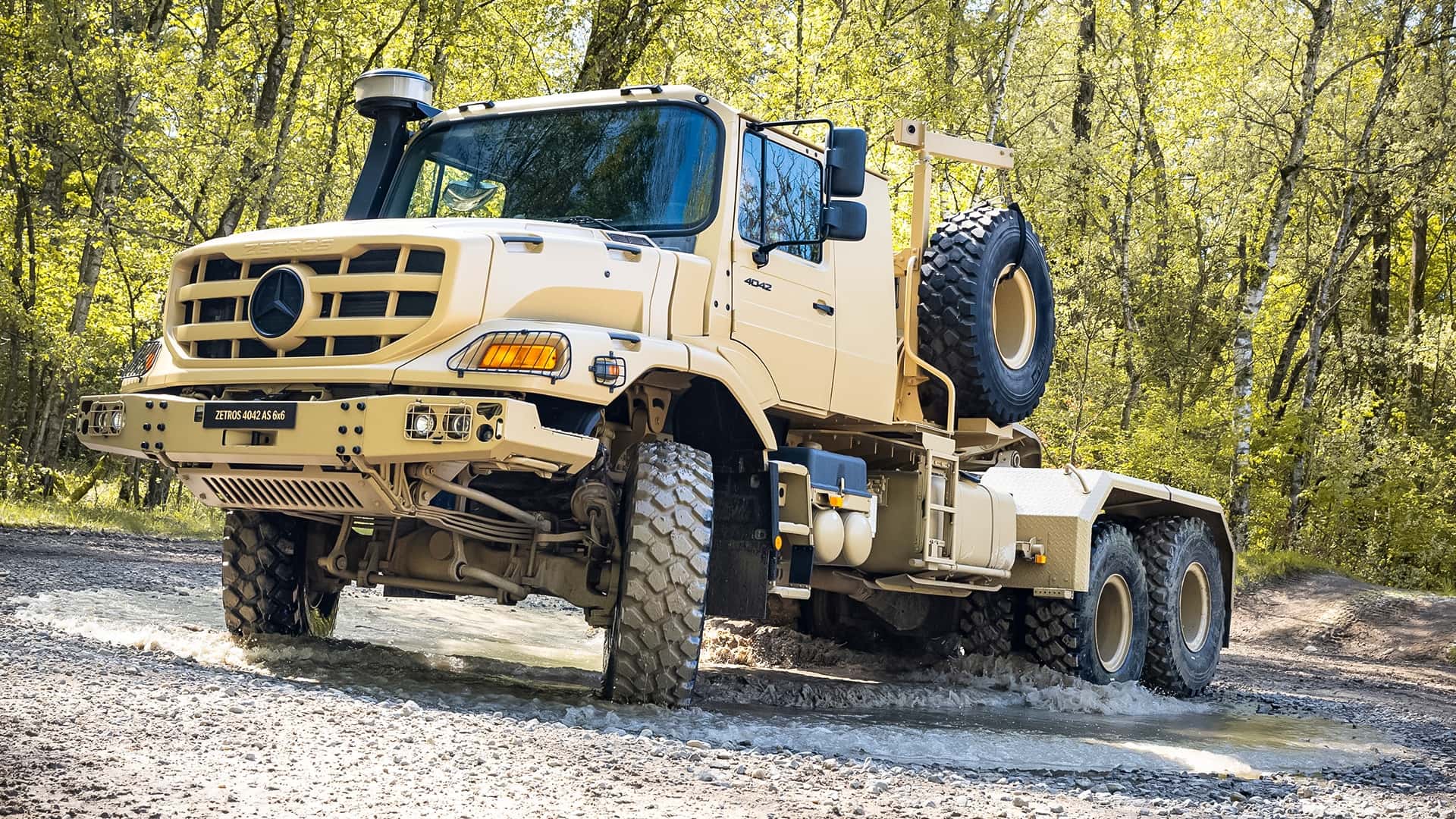 این مرسدس 6×6 دارای موتور 12.8 لیتری است این مرسدس 6×6 دارای موتور 12.8 لیتری است
