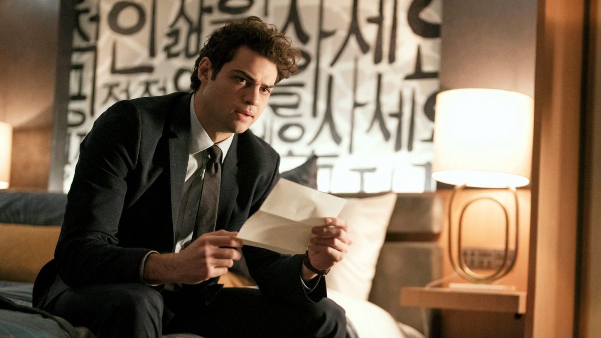 7 بهترین نمایش مانند "استخدام" که بعد از پایان 2 فصل را تماشا می کند Noah Centineo in The Recruit
