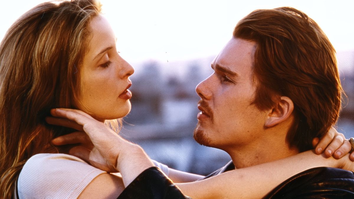این هنوز یک فیلم عالی در مورد عشق جوان بعد از 30 سال است - و 100 ٪ در گوجه فرنگی پوسیده Julie Delpy and Ethan Hawke in Before Sunrise
