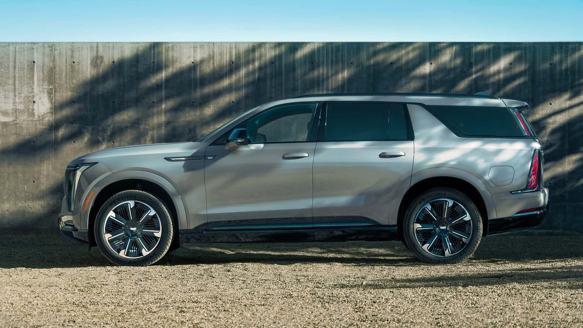 Cadillac Escalade IQL یکی از طولانی ترین اتومبیل هایی است که تاکنون ساخته شده است