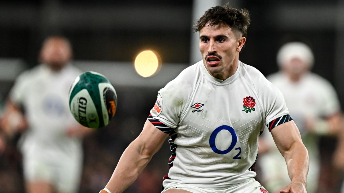 Wales vs England Live Streams: 2025 شش کشور آنلاین ، اخبار تیم ، راهنمای فرم ، نحوه تماشای بازیکنان برای تماشای Cadan Murley of England watches the rugby ball come towards him during the Guinness Six Nations Rugby Championship.