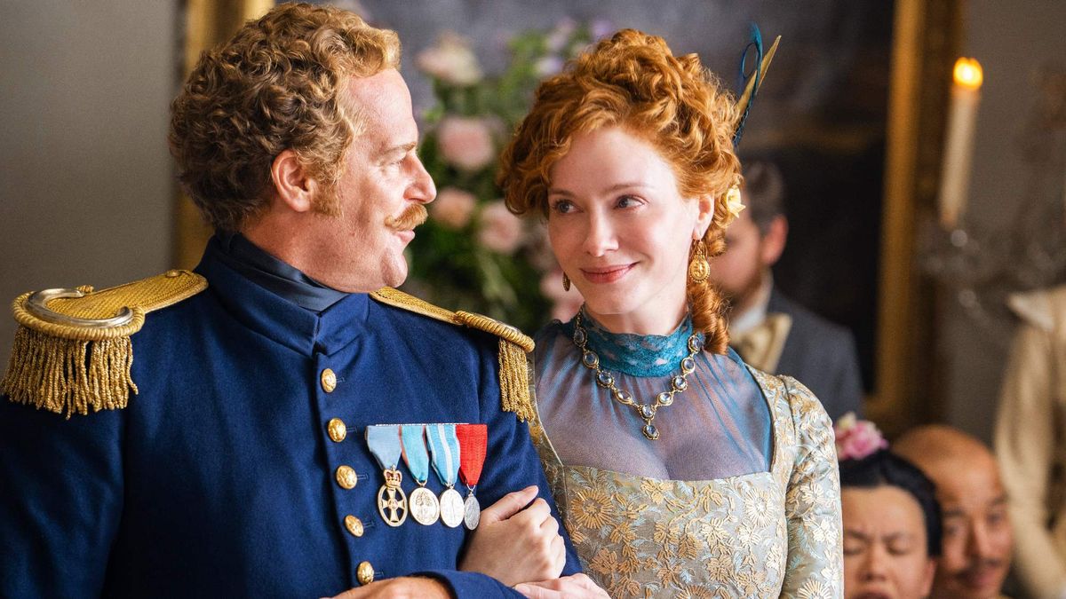 "Buccaneers" فصل 2 تاریخ انتشار - در اینجا اولین نمای ما از شخصیت ستاره جدید این فصل است Adam James and Christina Hendricks in The Buccaneers