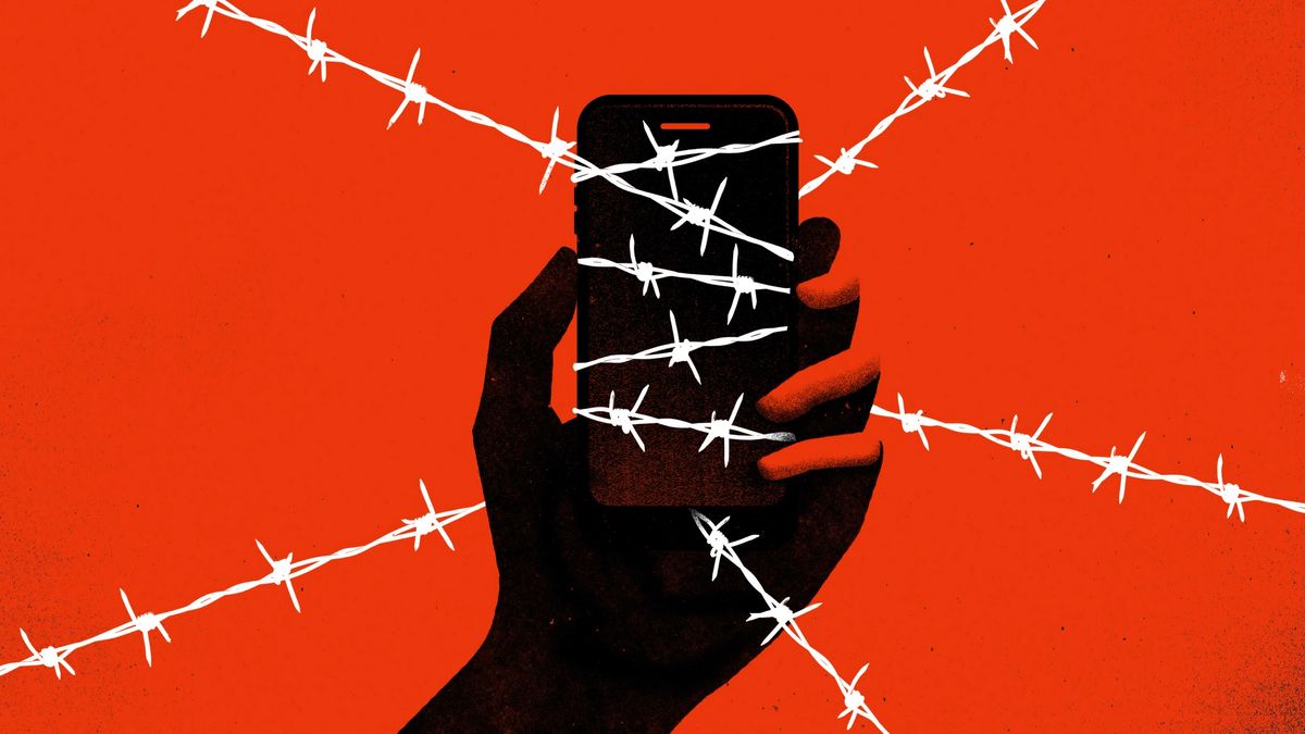 ویژگی های ضد سنسور چیست و چگونه پروتون VPN منجر می شود؟ The outline of a hand holding a phone, wrapped in barbed wire to indicate censorship