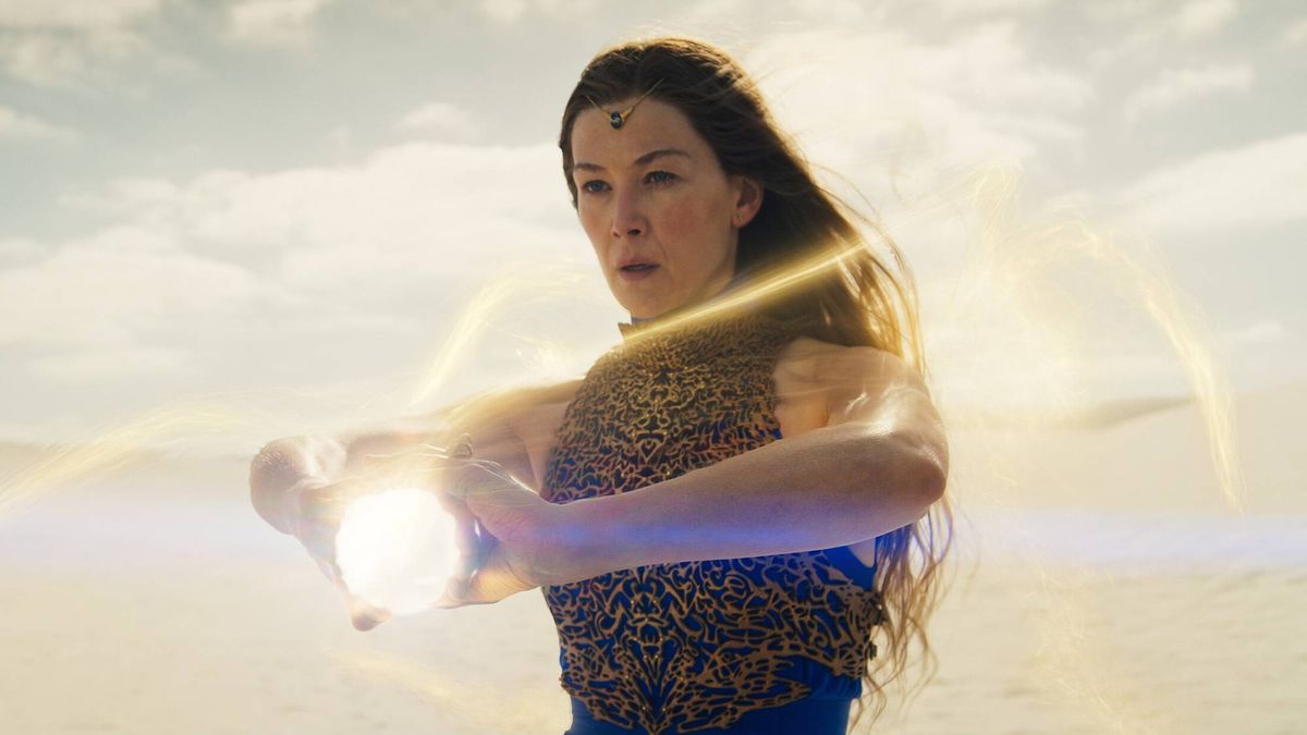 Prime Video 10 نمایش برتر - در اینجا اکنون ارزش تماشای 3 را دارد Rosamund Pike as Moiraine Damodred in "The Wheel of Time" season 3