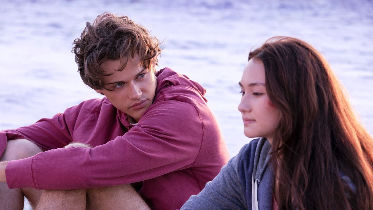 Prime Video 10 نمایش برتر - در اینجا اکنون ارزش تماشای 3 را دارد Christopher Briney as Conrad and Lola Tung as Belly in The Summer I Turned Pretty