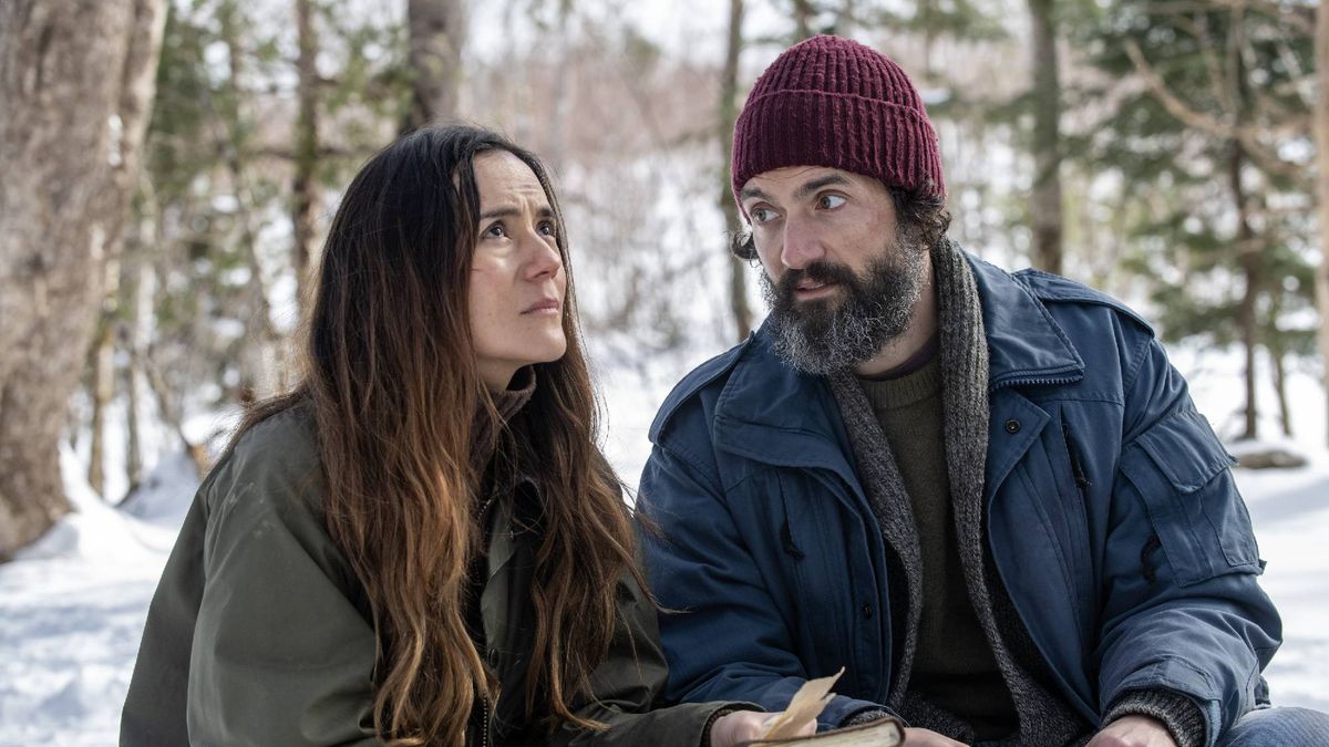 "از" فصل 4 تولیدکنندگان پنجره خروجی را فاش می کنند - و من شروع به عصبانی شدن می کنم Catalina Sandino Moreno as Tabitha and David Alpay as Jade in "From" season 3
