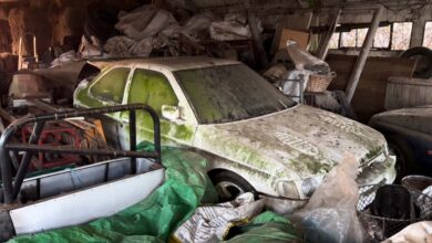 این Cosworths Ford Escort متروکه در یک انبار در حال پوسیدگی است