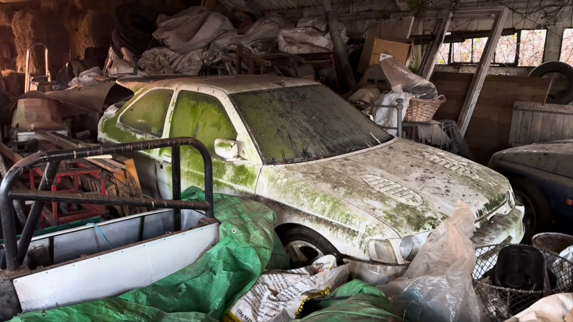 این Cosworths Ford Escort متروکه در یک انبار در حال پوسیدگی است این Cosworths Ford Escort متروکه در یک انبار در حال پوسیدگی است