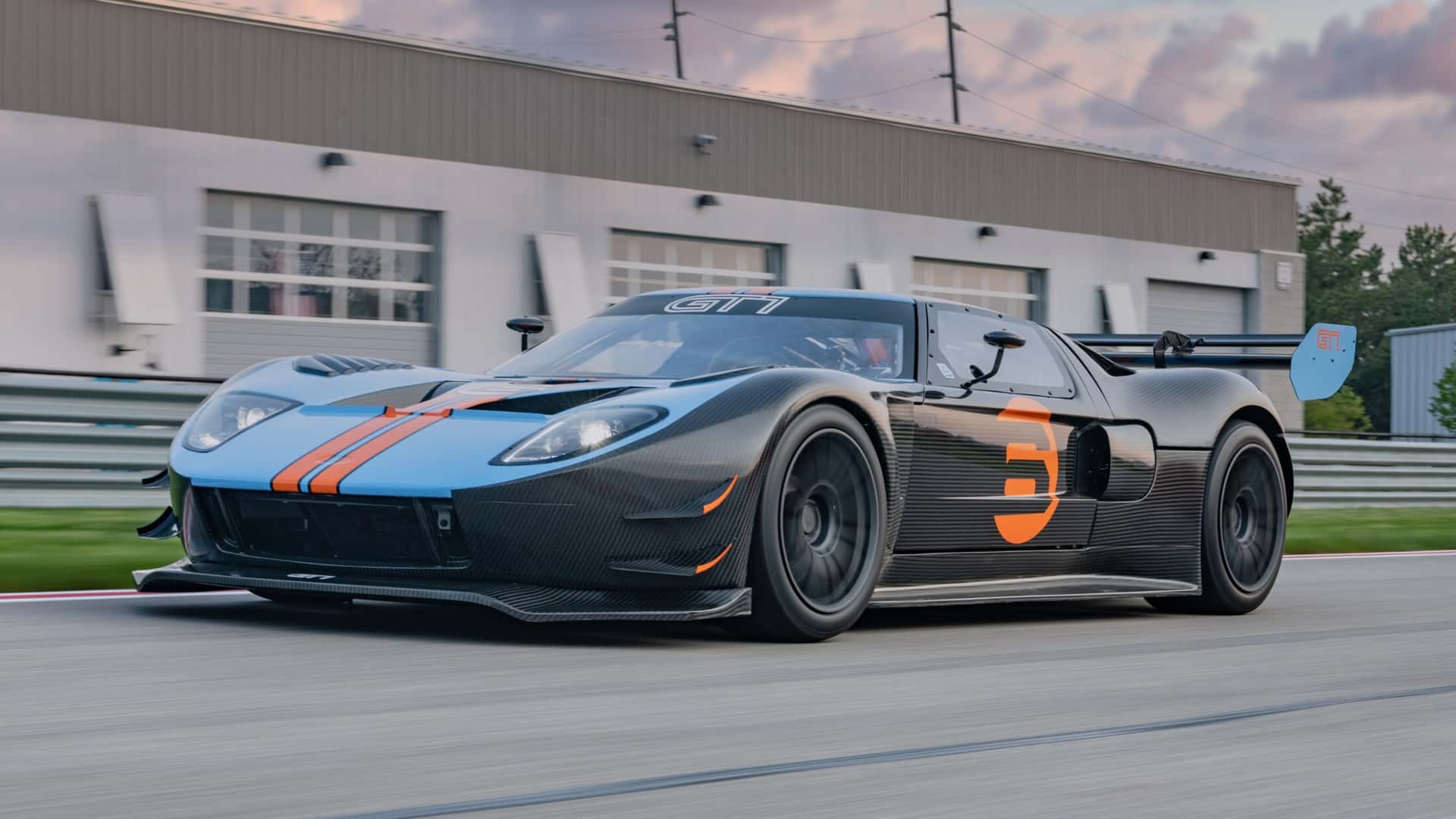 این ماشین مسابقه Ford Ford GT Racing یک Restomod صحیح است این ماشین مسابقه Ford Ford GT Racing یک Restomod صحیح است