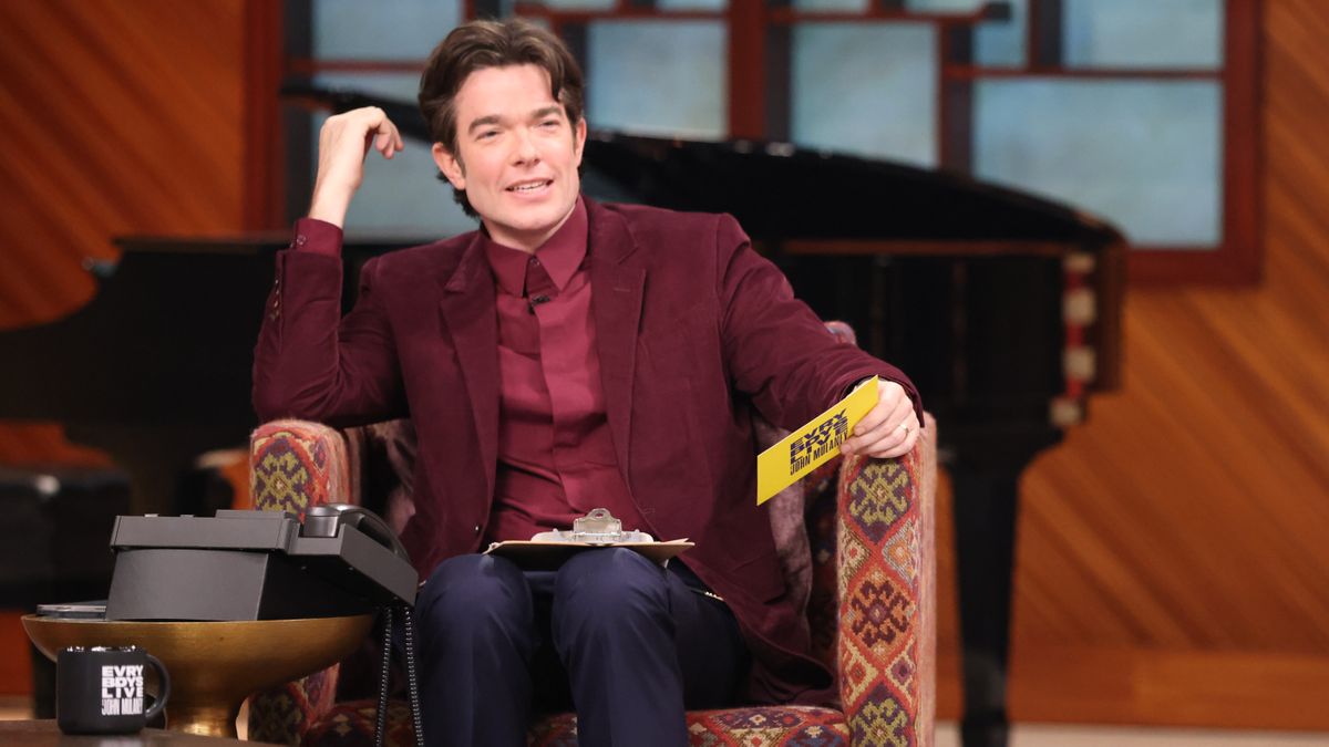 نمایش گفتگوی جدید Netflix John Mulaney چیزی را به درستی درک می کند Michael Keaton, Joan Baez and John Mulaney at "Everybody's Live with John Mulaney" at The Sunset Gower Studios on March 12, 2025 in Los Angeles, CA.