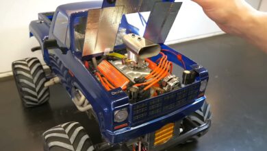 این کامیون هیولا RC کوچک پشتیبانی شده با V-8 باورنکردنی است