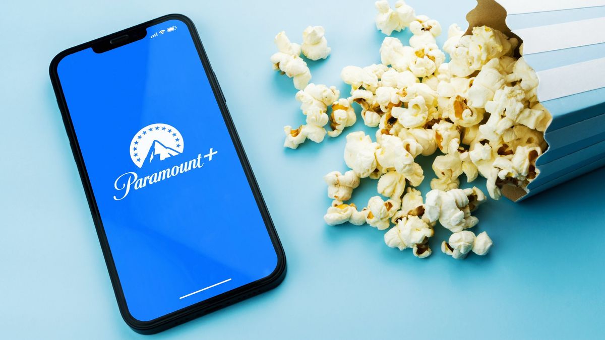 5 فیلم جدید به علاوه برای Paramount ، که در گوجه فرنگی پوسیده 90 ٪ یا بالاتر است Paramount Plus app on a phone next to popcorn