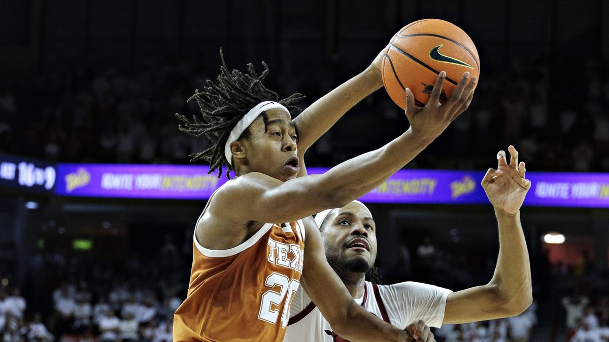 چهار جریان زنده 2025 اول: نحوه تماشای تور جنون مارس به صورت آنلاین Tre Johnson #20 of the Texas Longhorns drives to the basket in the second half against Jonas Aidoo #9 of the Arkansas Razorbacks at Bud Walton Arena ahead of March Madness 2025 LIVE (Photo by Wesley Hitt/Getty Images)