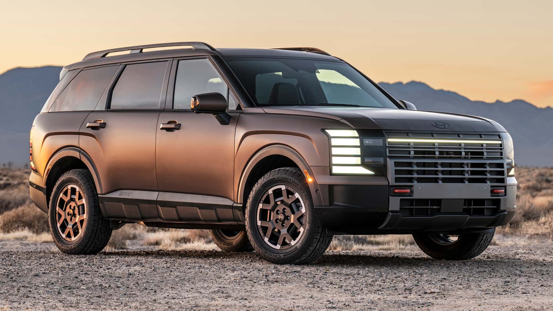 Hyundai Palisade برای پیاده روی در مرکز خرید ، از جاده خارج می شود